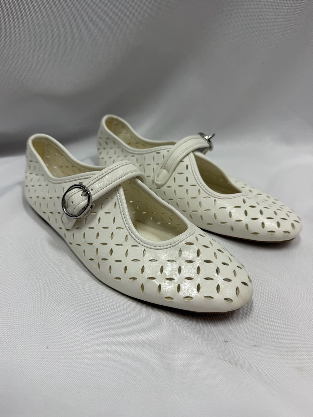 GAP | Mary Jane Flats White Shoes Perforated Lace Design Strap Big Girls Size 5